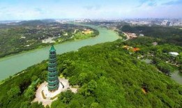 南宁青秀山吃瓜,夏日避暑吃瓜，尽享悠闲时光